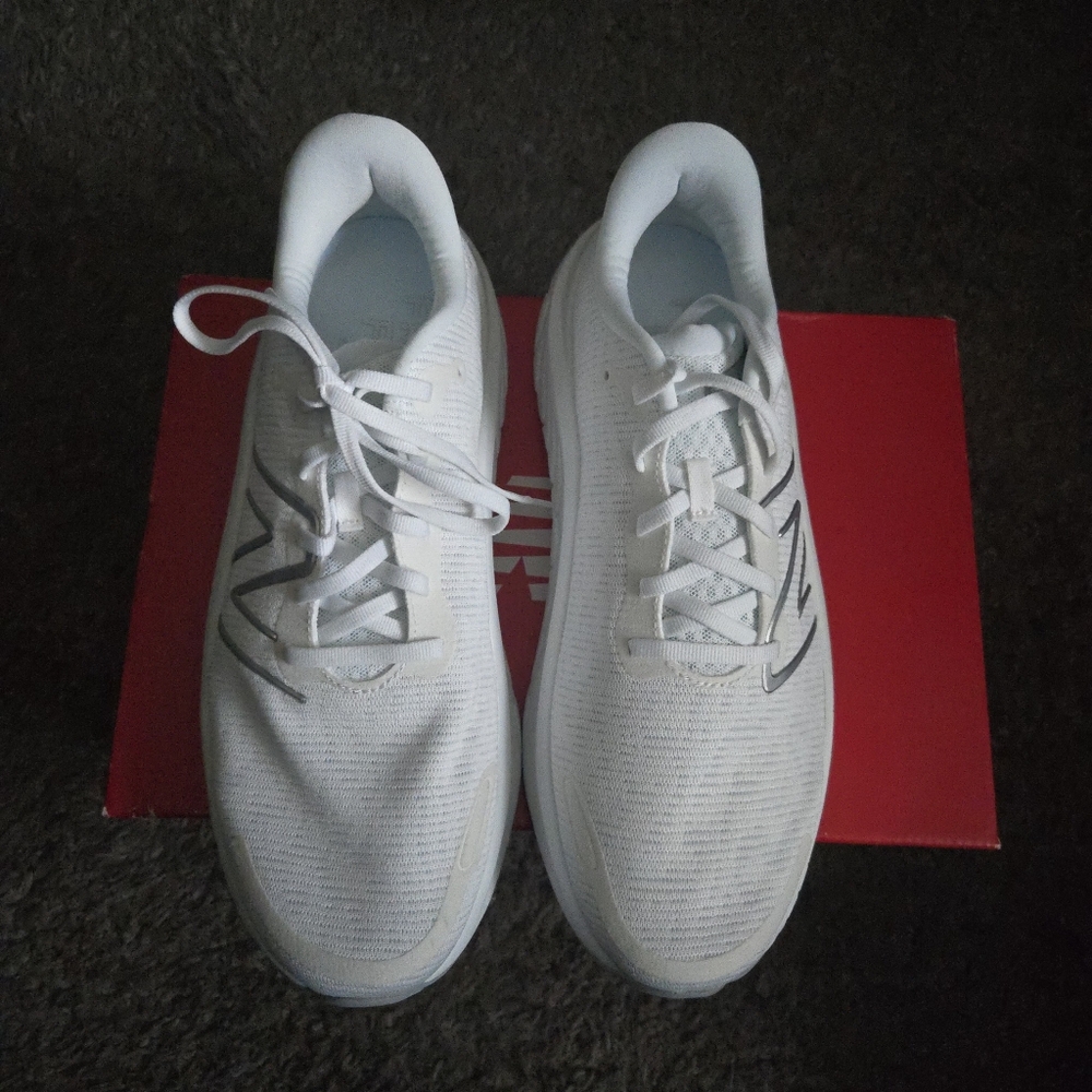 New Balance Women size 11 Fresh Foam Kaiha Rd White and Grey New 012025 - Picture 2 of 8